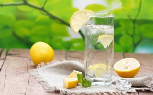 Vì sao bạn nên uống nước chanh ấm?