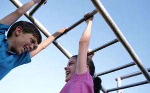 Trẻ em cần 10 phút vận động mạnh mỗi ngày