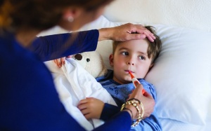 Cha mẹ đã biết phân biệt viêm họng do virus và vi khuẩn?