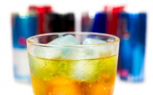 Vì sao cần cẩn trọng khi dùng nước tăng lực?