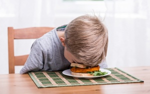 8 nguyên nhân khiến bạn mệt mỏi, buồn ngủ sau khi ăn no