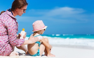 Bảo vệ trẻ trong nắng Hè: Chỉ sử dụng kem chống nắng là chưa đủ