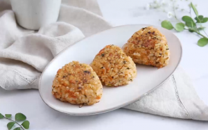 Bữa sáng làm cơn trộn cá hồi chiên theo kiểu Nhật