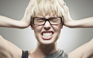 Nghiến răng trèo trẹo ban đêm là vì sao?