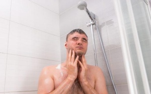 Trời nóng cởi trần nằm nền đất, nên không? 