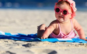 Trẻ nổi rôm sảy do nắng nóng, mẹ phải làm sao?