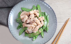 Mực xào đậu tuyết đãi cả nhà ngày mưa lạnh