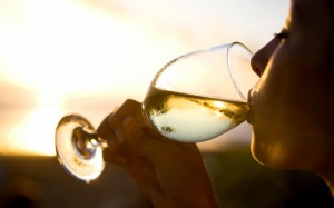 Uống rượu thường xuyên có thể khiến phụ nữ tăng nguy cơ mắc bệnh hồng ban