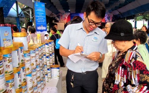 Vinamilk chăm sóc sức khỏe cho hơn 1.000 người cao tuổi