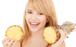 Làm đẹp da chỉ với một quả dứa