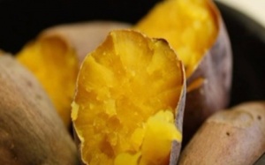 Trị mất ngủ, hãy tắm nước ấm và ăn khoai lang buổi tối