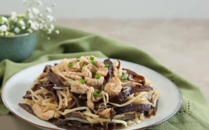 Thịt lợn xào giá đỗ và mộc nhĩ nhanh gọn thơm ngon