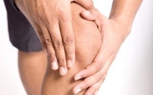 Cứng khớp vào buổi sáng là bệnh gì, điều trị thế nào?