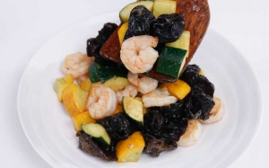 Hướng dẫn làm tôm xào bí ngòi