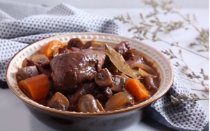 Làm gà sốt rượu vang đỏ theo kiểu Pháp ngon miễn chê