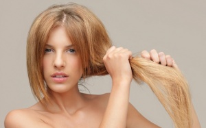 Làm thế nào để chăm sóc mái tóc khô, xơ rối khi vào Hè?