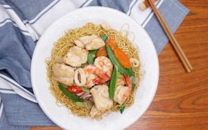 Bữa sáng đầu tuần làm mì xào hải sản đủ chất cho cả nhà