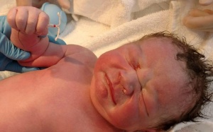 Sự thật về bức hình em bé chào đời khi cầm vòng tránh thai của mẹ