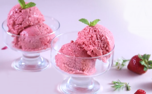 Mẹ và bé cùng vào bếp làm kem mâm xôi dâu tây mát ngọt