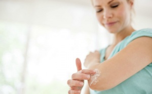 6 cách tự nhiên giúp làm sáng vùng da khuỷu tay hiệu quả