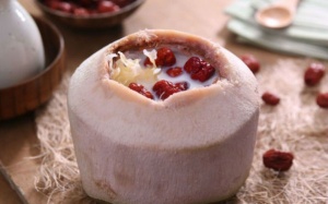 Mẹ và bé cùng làm thạch dừa táo tàu nấm tuyết