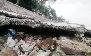 Hàng trăm mét bờ kè biển ở Đồ Sơn bị sóng đánh vỡ mặt bê tông