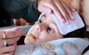 Sốt xuất huyết và sốt virus: Trẻ bị sốt khi nào cần đi viện?