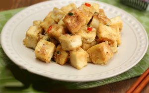 Đậu phụ chiên xóc tỏi ớt ngon lạ