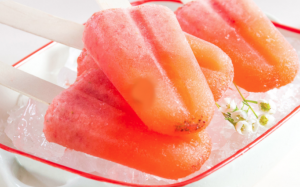 Cùng con yêu vào bếp: Làm kem bưởi dâu tây mát ngọt cho ngày nắng