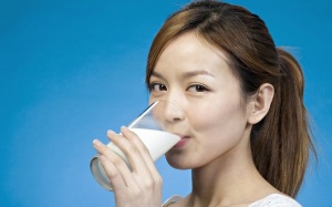 Uống sữa giúp phụ nữ ngăn ngừa mãn kinh sớm