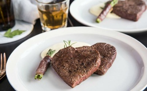 Bố con mình cùng vào bếp làm bít tết trái tim tặng mẹ