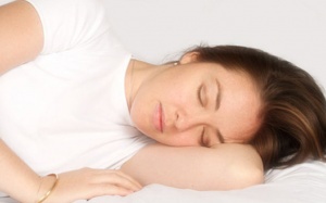 Già nhanh vì tư thế ngủ không đúng