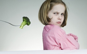 Bắt trẻ ăn thuần chay - sai lầm hối không kịp của cha mẹ