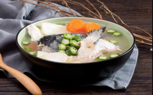 Học cách nấu canh cá hồi đậu bắp cho bữa cơm chiều thêm mát