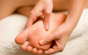 Hay tê, ngứa râm ran chân là bệnh gì?