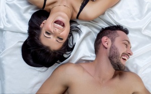 Vì sao lại khóc, cười, hắt hơi sau 'yêu'?