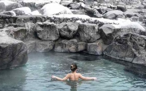 Lợi ích sức khoẻ của việc tắm suối nước nóng