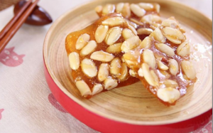 Cuối tuần, cùng bé yêu vào bếp làm kẹo lạc ngọt thơm