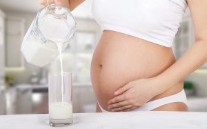 Bà bầu uống sữa tươi hay sữa bầu sẽ tốt hơn?