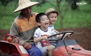 Cuối tuần cho bé trải nghiệm trồng cây, lái máy cày ở Love Garden