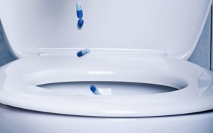 Không bao giờ bỏ thuốc, giấy ăn vào bồn cầu sau khi biết được lý do kinh khủng