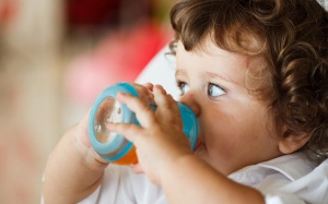 Trẻ dưới 1 tuổi có nên uống nước trái cây?