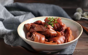 Chân giò om củ sen