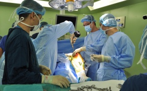 Khám và tư vấn miễn phí cho bệnh nhân phải phẫu thuật thay khớp bằng Robot