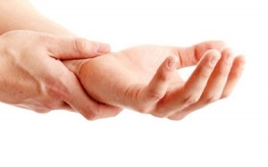 Run tay ở người trẻ phải làm sao?