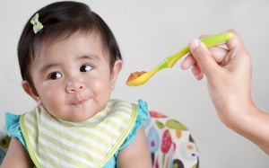 Bí quyết nào giúp bé ăn ngon, hết táo?