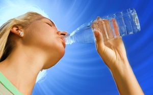 Thận trọng khi uống nước cất giải khát mùa Hè