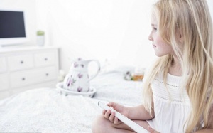 Đặt tivi trong phòng ngủ, các bé gái dễ béo phì