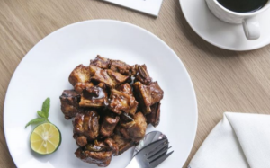 Sườn rim cà phê đổi bữa cho ngày mưa gió