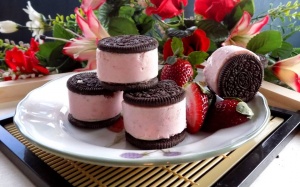 Cùng bé yêu vào bếp làm bánh Oreo bọc kem dâu